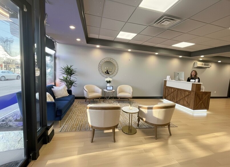 123-127 Merrick Rd, Amityville, NY for lease - Lobby - Image 2 of 12