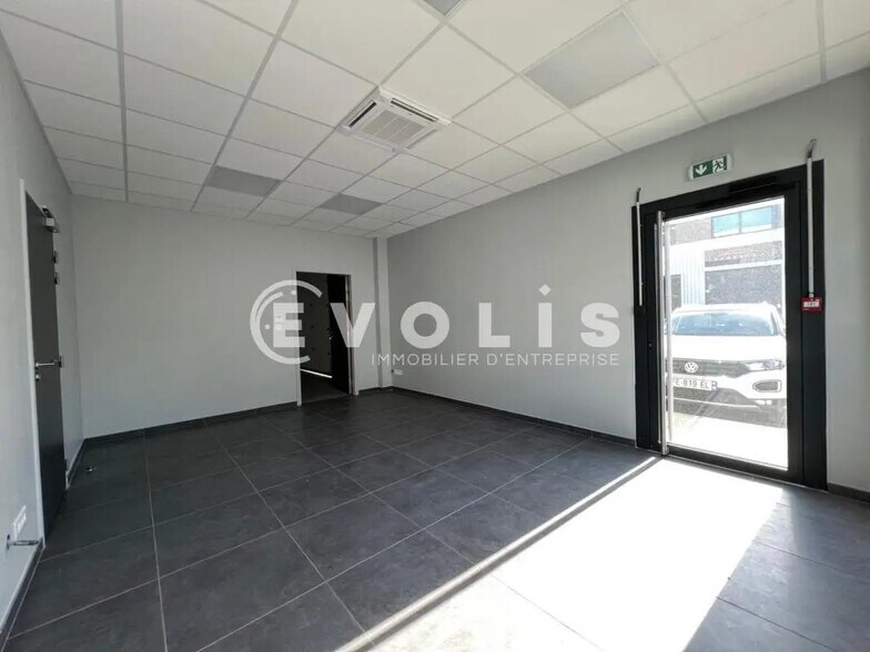 Flex in La Tour-de-Salvagny for lease - Interior Photo - Image 3 of 9