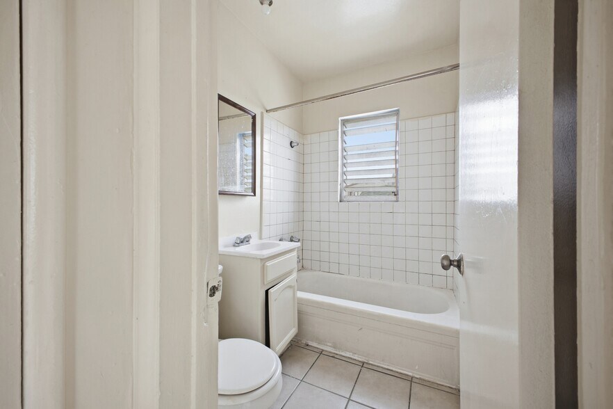 5914 S Hoover St, Los Angeles, CA à vendre - Photo du bâtiment - Image 3 de 6
