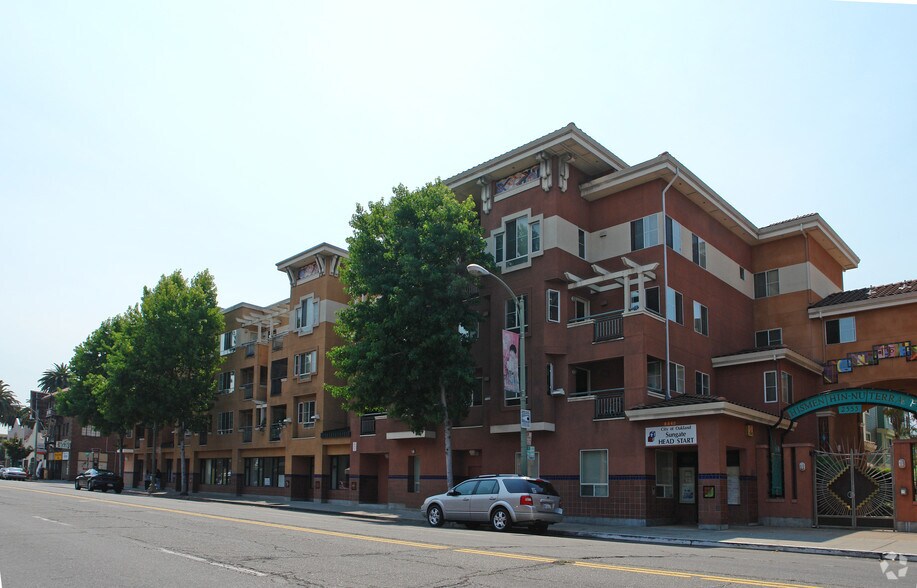 2555 International Blvd, Oakland, CA à louer - Photo du bâtiment - Image 2 de 6