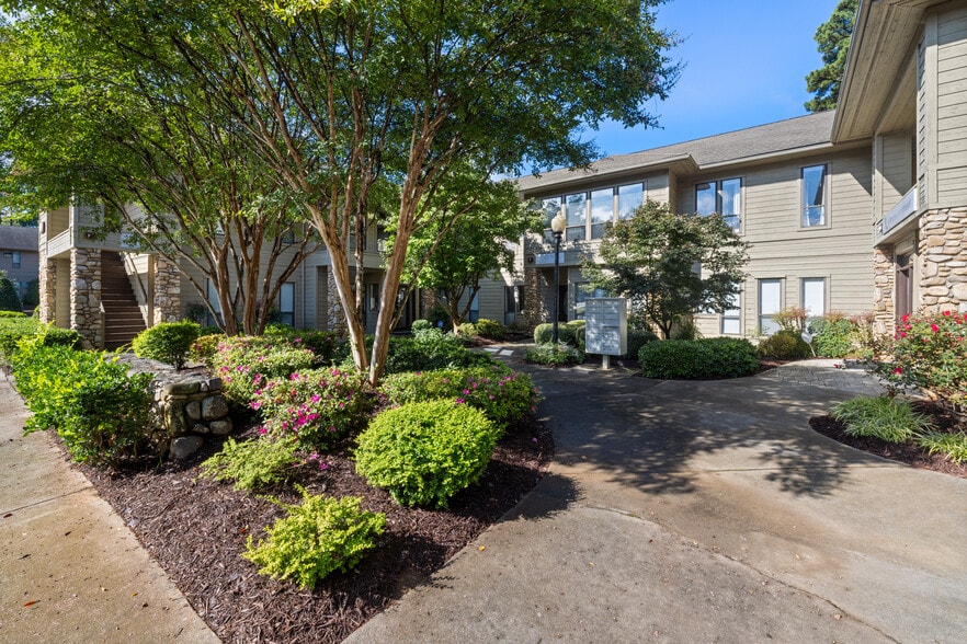 911 Paverstone Dr, Raleigh, NC à louer - Photo du bâtiment - Image 3 de 5