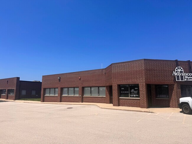 Plus de détails pour 305-317 Oswalt Ave, Batavia, IL - Local d'activités à louer