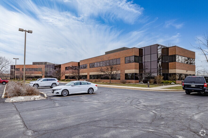 N16 W23233 Stone Ridge Dr, Waukesha, WI for lease - Building Photo - Image 2 of 8