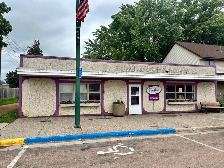 110 Main St E, Young America, MN à vendre - Photo du bâtiment - Image 2 de 9