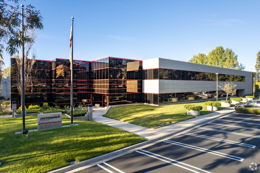 2685 Park Center Dr, Simi Valley, CA for lease - Building Photo - Image 2 of 5