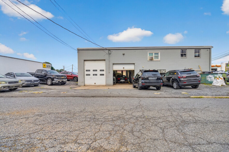 708 N 18th St, Allentown, PA for lease - Building Photo - Image 2 of 32