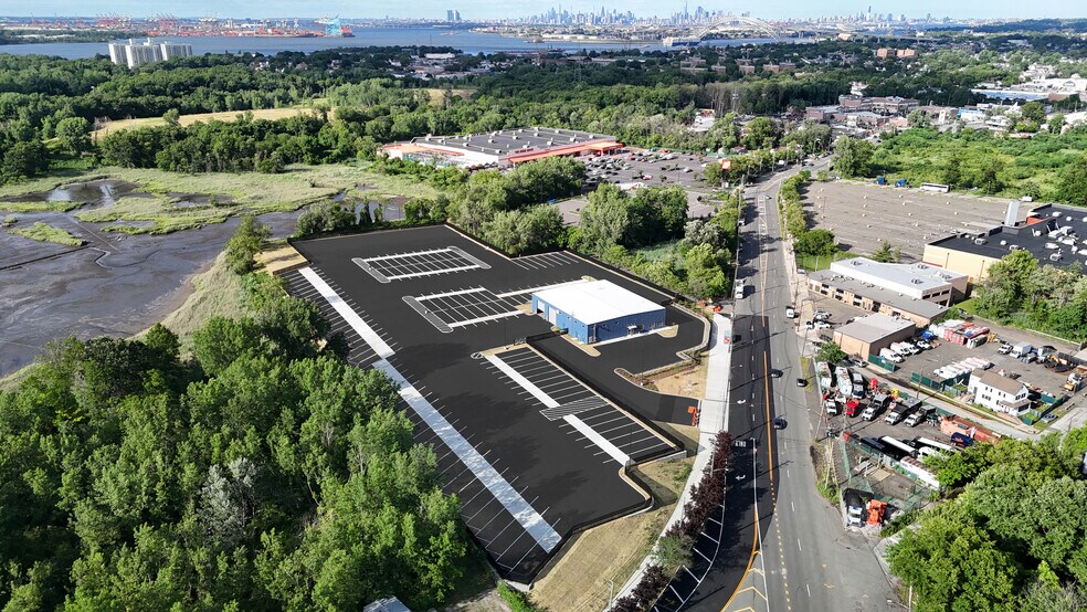 2577 Forest Ave, Staten Island, NY for lease - Building Photo - Image 1 of 7