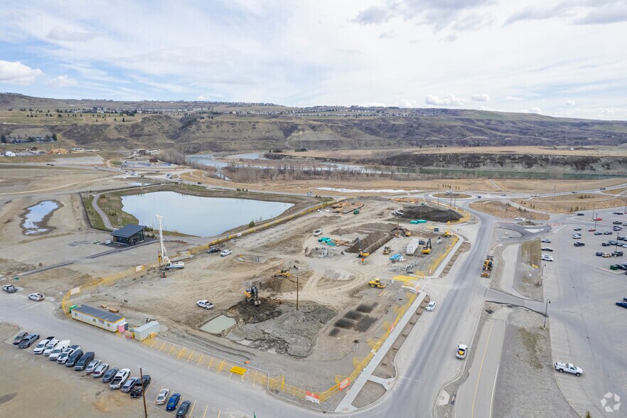 264 Park St, Cochrane, AB for lease - Building Photo - Image 2 of 6