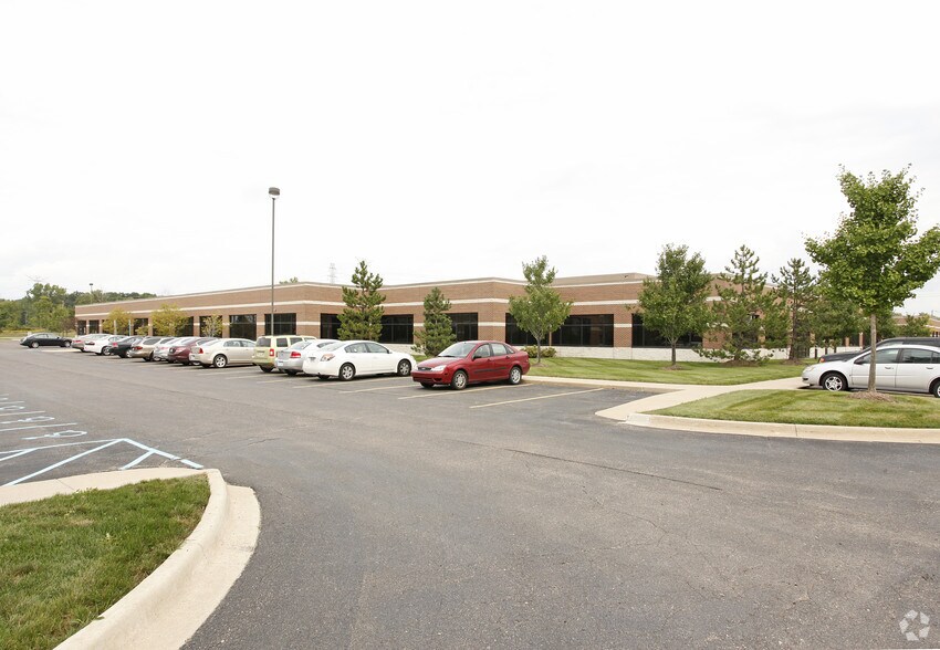 48443 Alpha Dr, Wixom, MI à vendre - Photo du bâtiment - Image 2 de 4