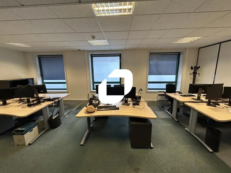 Office in Melun for lease - Interior Photo - Image 2 of 10