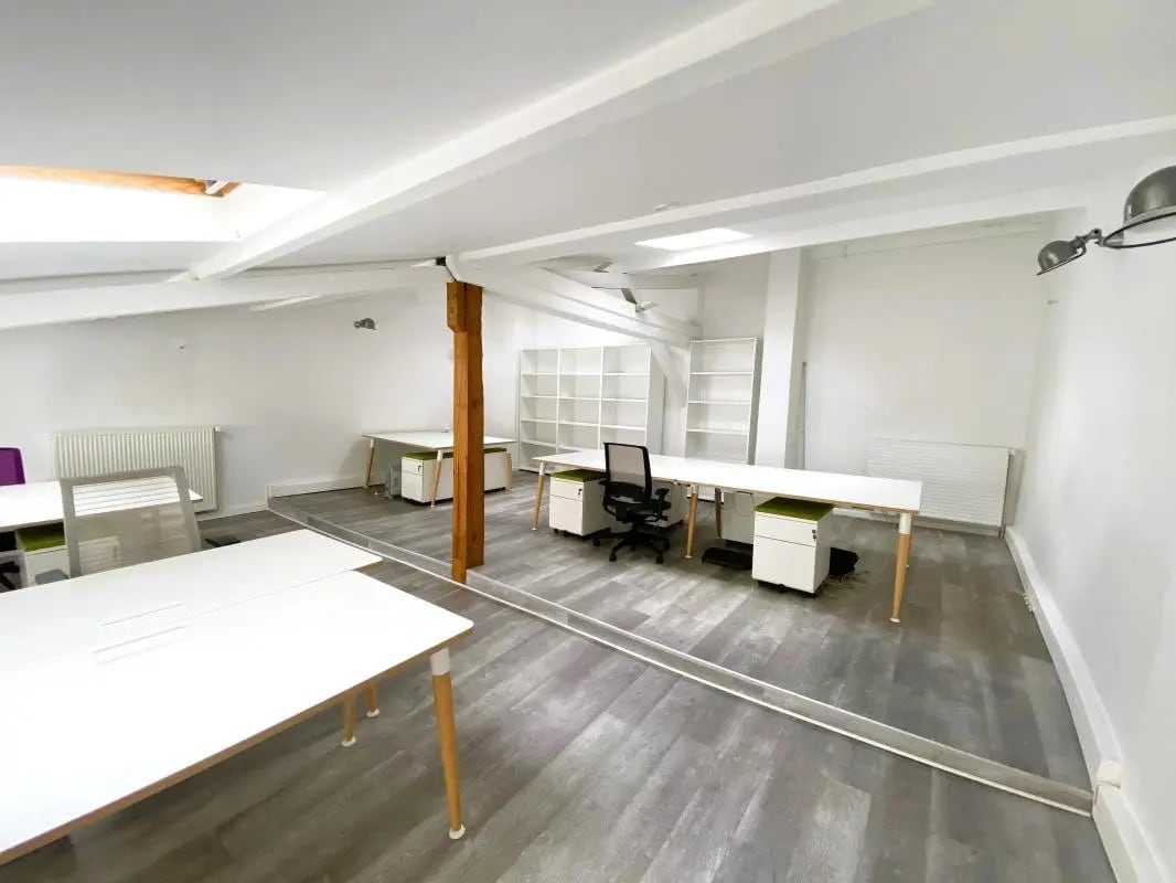 Retail in Paris for lease Interior Photo- Image 1 of 3