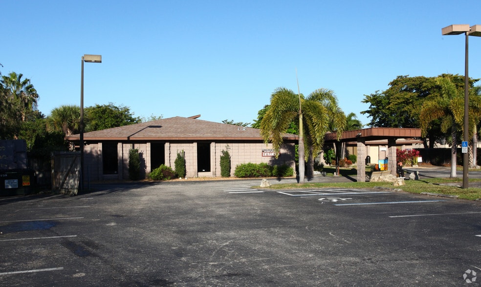 3822 Broadway Ave, Fort Myers, FL for lease - Building Photo - Image 2 of 16