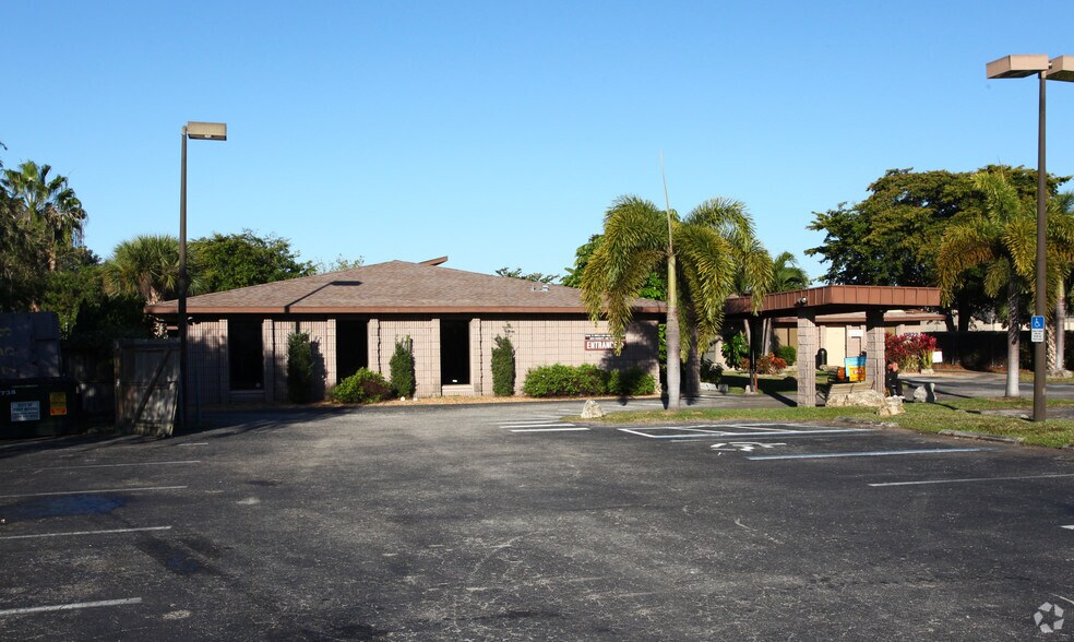 3822 Broadway Ave, Fort Myers, FL à louer - Photo du bâtiment - Image 2 de 16