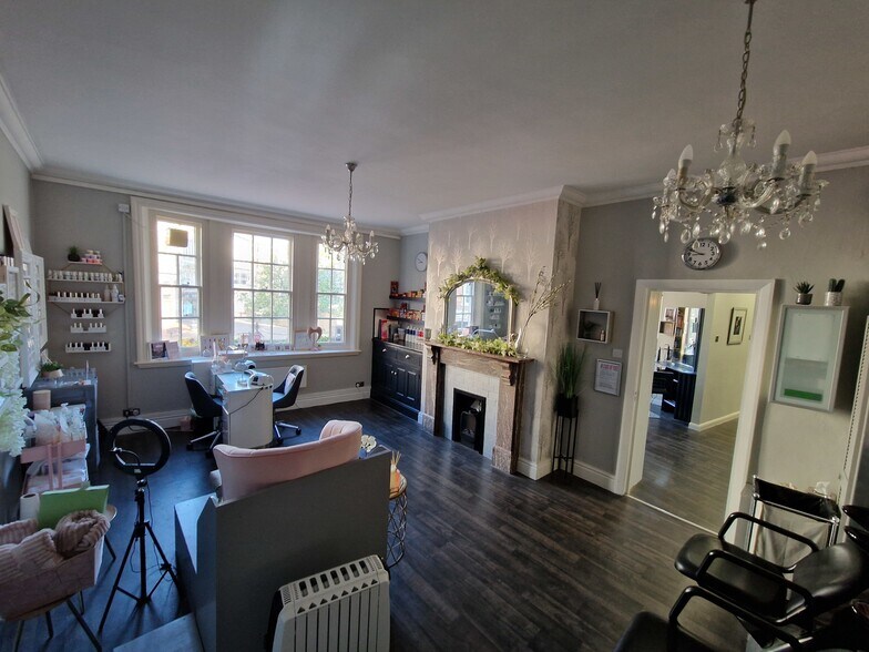 35 36 & 37 Market Place portefeuille de 2 propriétés à vendre sur LoopNet.ca - Photo du bâtiment - Image 2 de 13