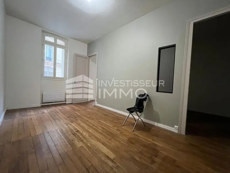 Retail in Paris for lease Interior Photo- Image 1 of 11