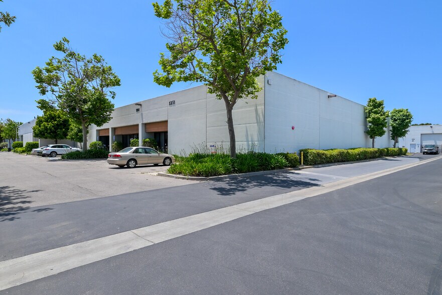 1251-1271 Vanguard Dr, Oxnard, CA à louer - Photo du bâtiment - Image 2 de 7