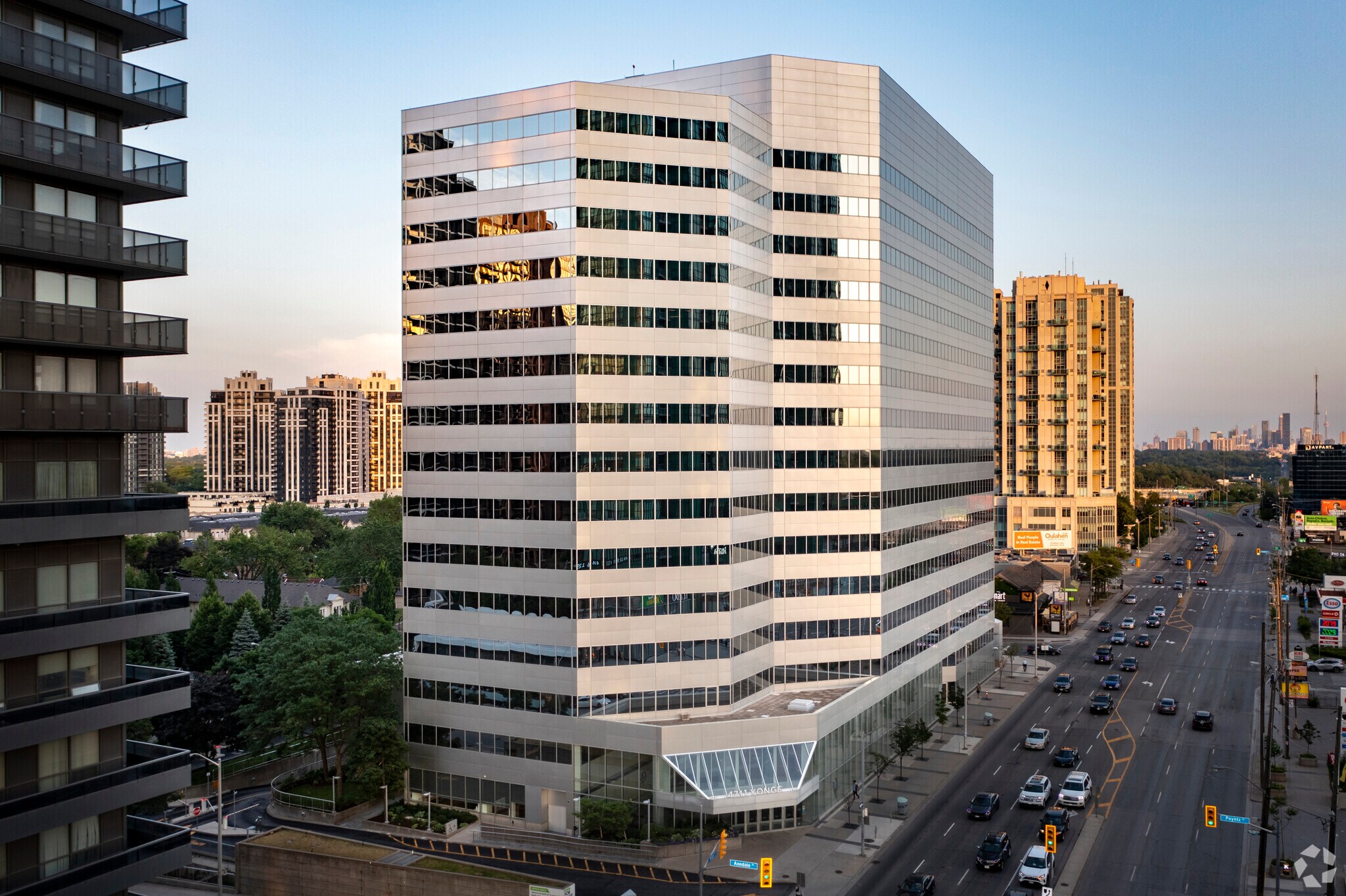 4711 Yonge St, Toronto, ON à louer Photo du bâtiment- Image 1 de 3