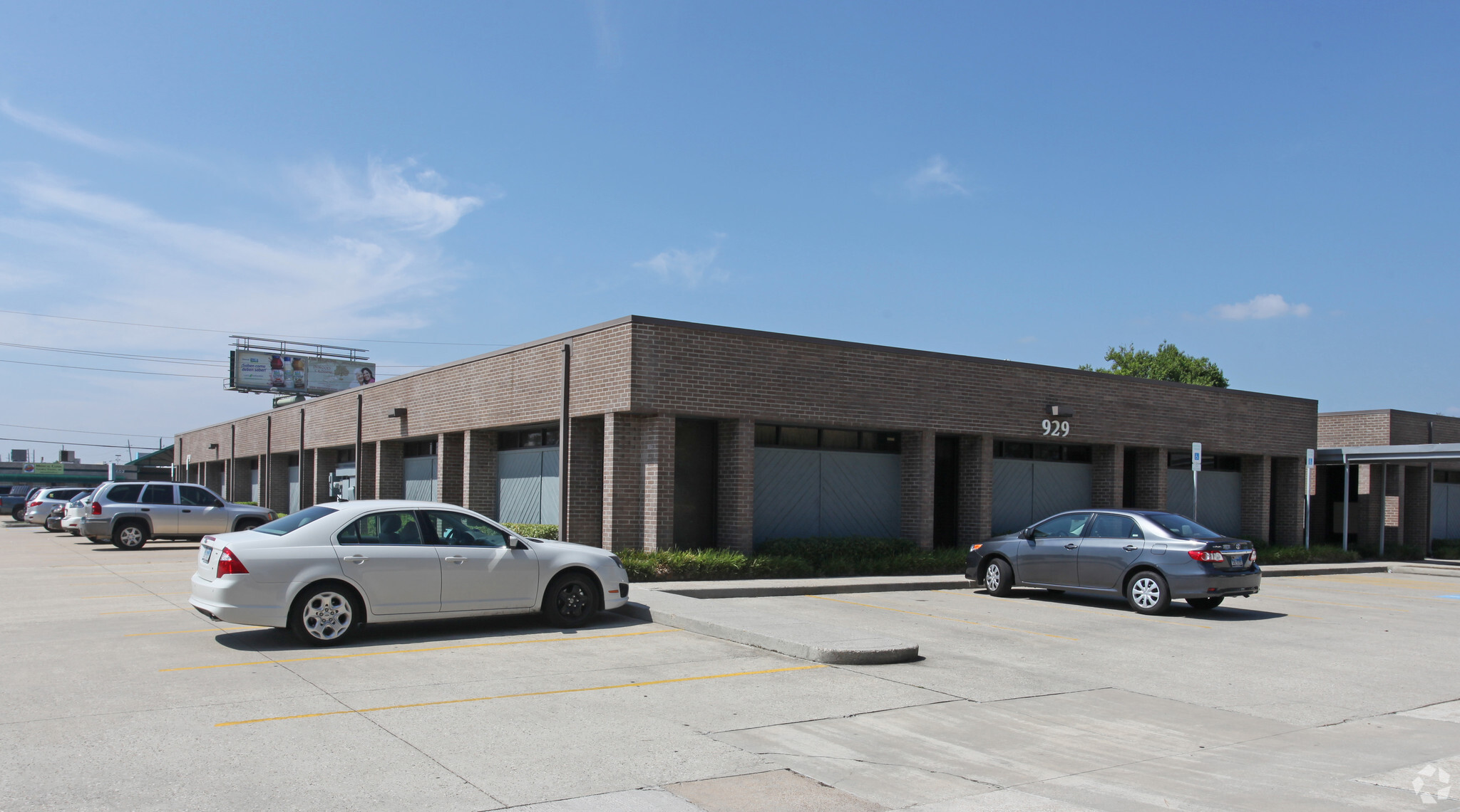 909-919 Graham Dr, Tomball, TX for lease Primary Photo- Image 1 of 29