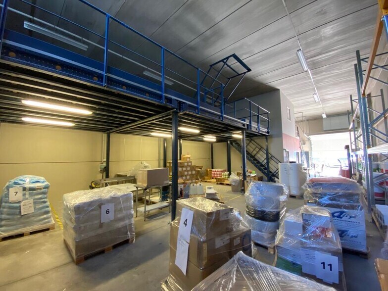 Flex in Brignais for lease - Interior Photo - Image 2 of 7