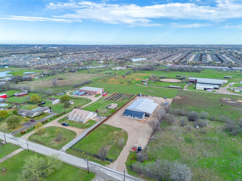 1650 Staree Ln, Saginaw, TX à louer - Photo du bâtiment - Image 3 de 30