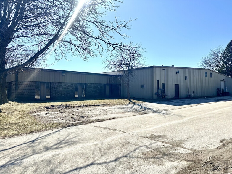 525 Norton Dr, Hartland, WI for sale - Building Photo - Image 2 of 7