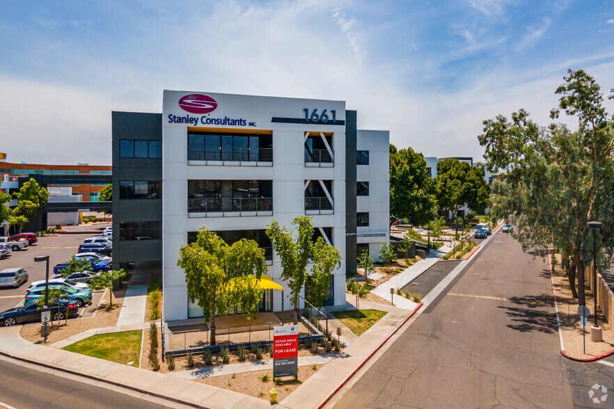 1661 E Camelback Rd, Phoenix, AZ à louer - Photo du bâtiment - Image 3 de 17