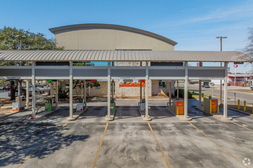 6000 NW Loop 410, San Antonio, TX à louer - Photo du bâtiment - Image 2 de 4