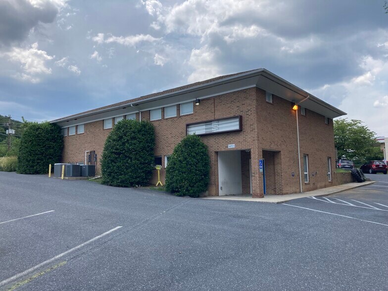 823 Richmond Ave, Staunton, VA for lease - Building Photo - Image 2 of 4
