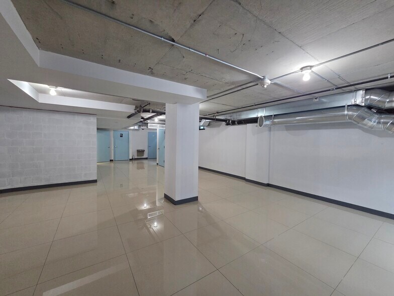 14712 Roosevelt Ave, Flushing, NY à louer - Photo du bâtiment - Image 3 de 7