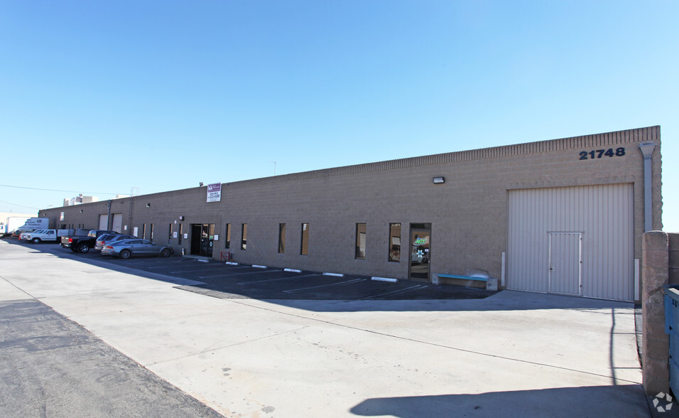 21740-21748 Marilla St, Chatsworth, CA for lease - Primary Photo - Image 1 of 4