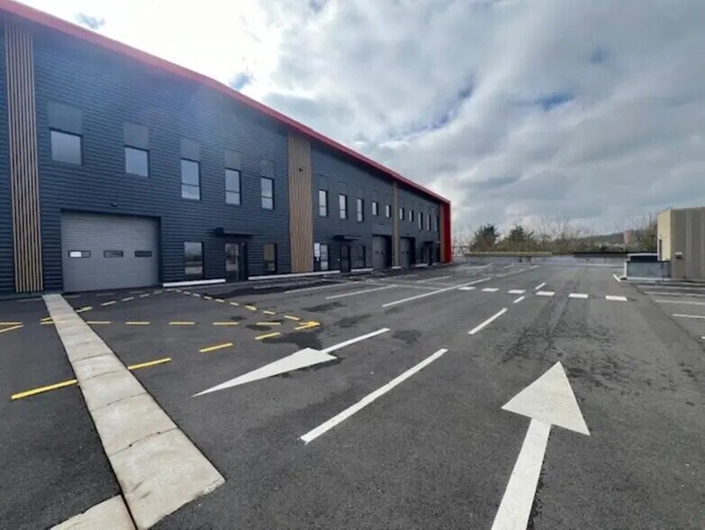 Flex dans Élancourt à louer - Photo du bâtiment - Image 2 de 13