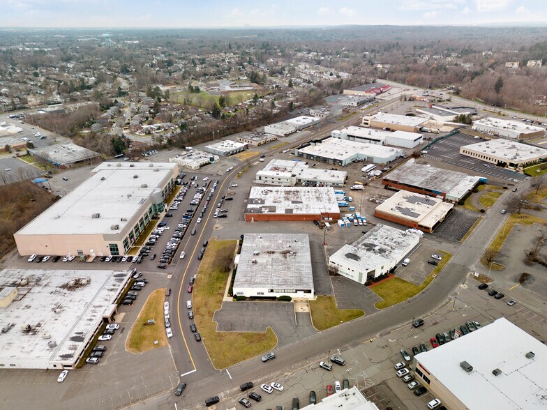 170 Eileen Way, Syosset, NY à louer - Photo du bâtiment - Image 2 de 26