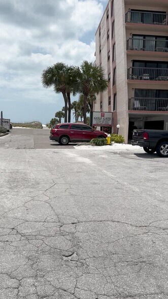 5050 Gulf Blvd, Saint Petersburg, FL à louer - Vidéo sur l’inscription commerciale - Image 2 de 32