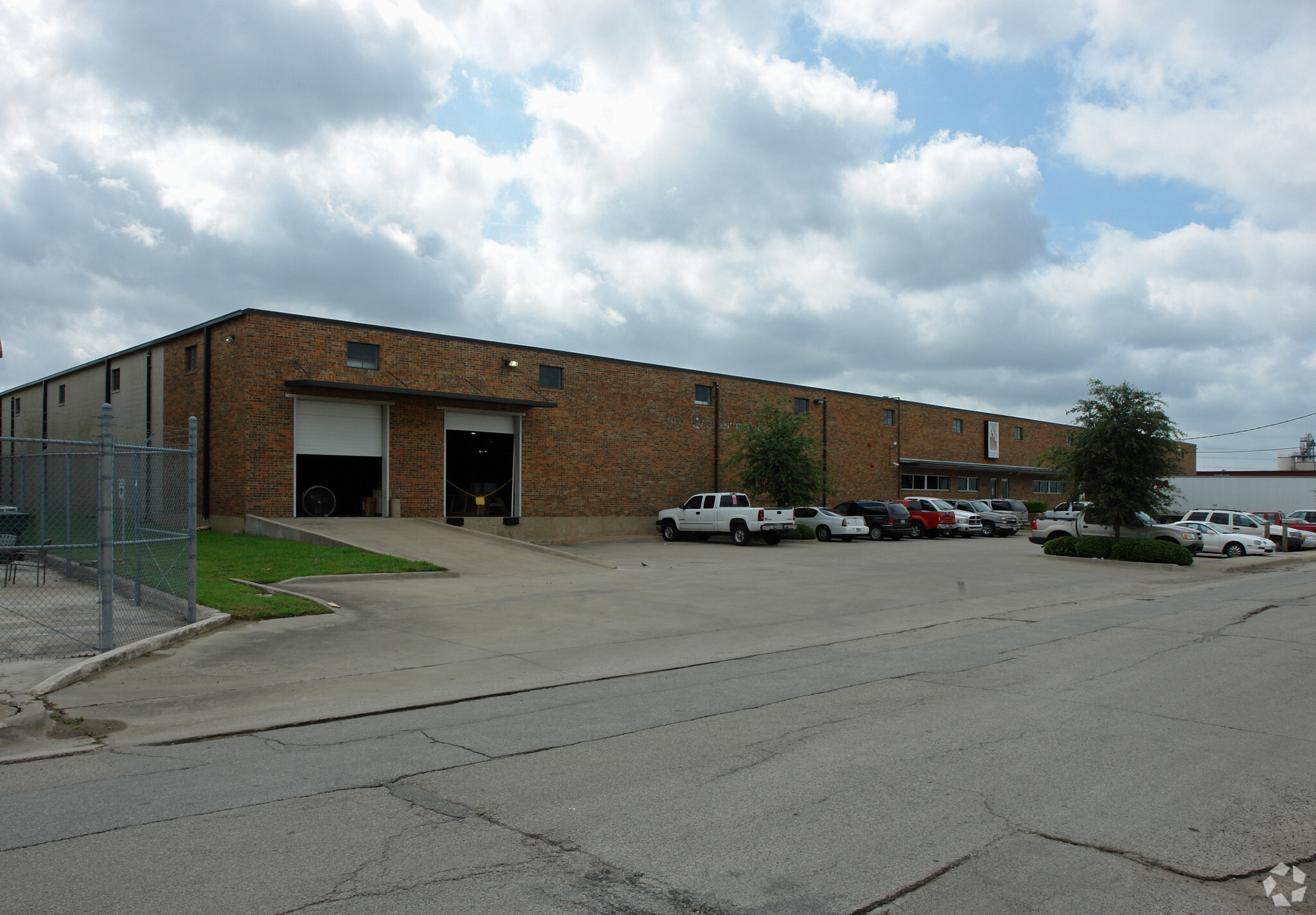 4900 Calvert St, Dallas, TX for lease Building Photo- Image 1 of 6