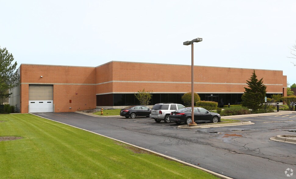 645 Forest Edge Dr, Vernon Hills, IL à vendre - Photo du bâtiment - Image 1 de 2