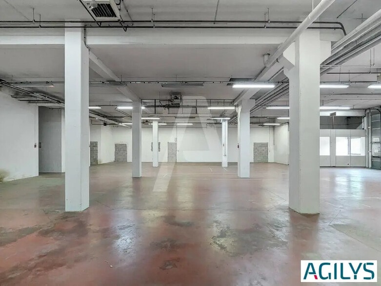 Flex in Lisses for lease - Interior Photo - Image 2 of 9