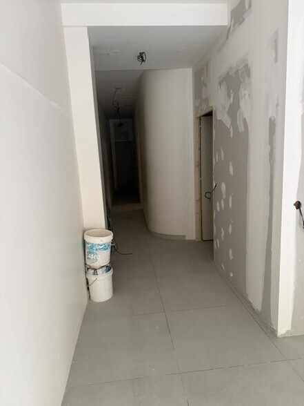 Retail in Paris for lease - Interior Photo - Image 2 of 4