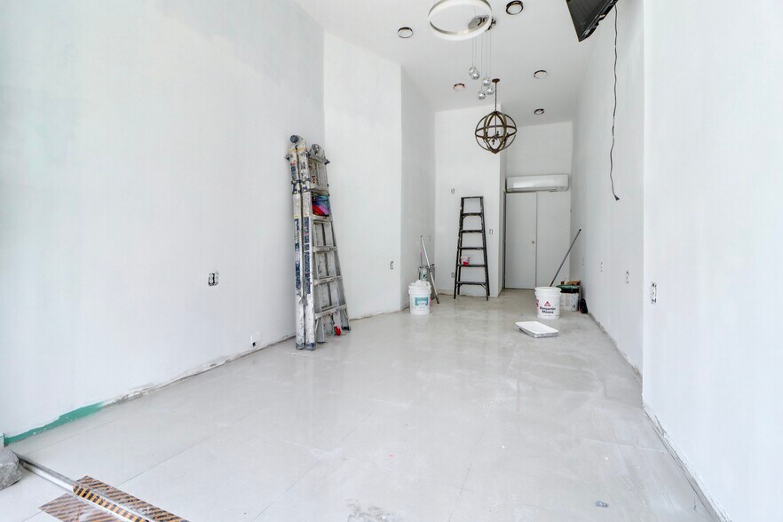 6903 Myrtle Ave, Ridgewood, NY à louer - Photo du bâtiment - Image 3 de 5