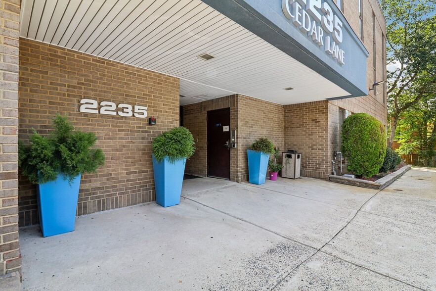 2235 Cedar Ln, Vienna, VA à vendre - Photo du bâtiment - Image 3 de 5