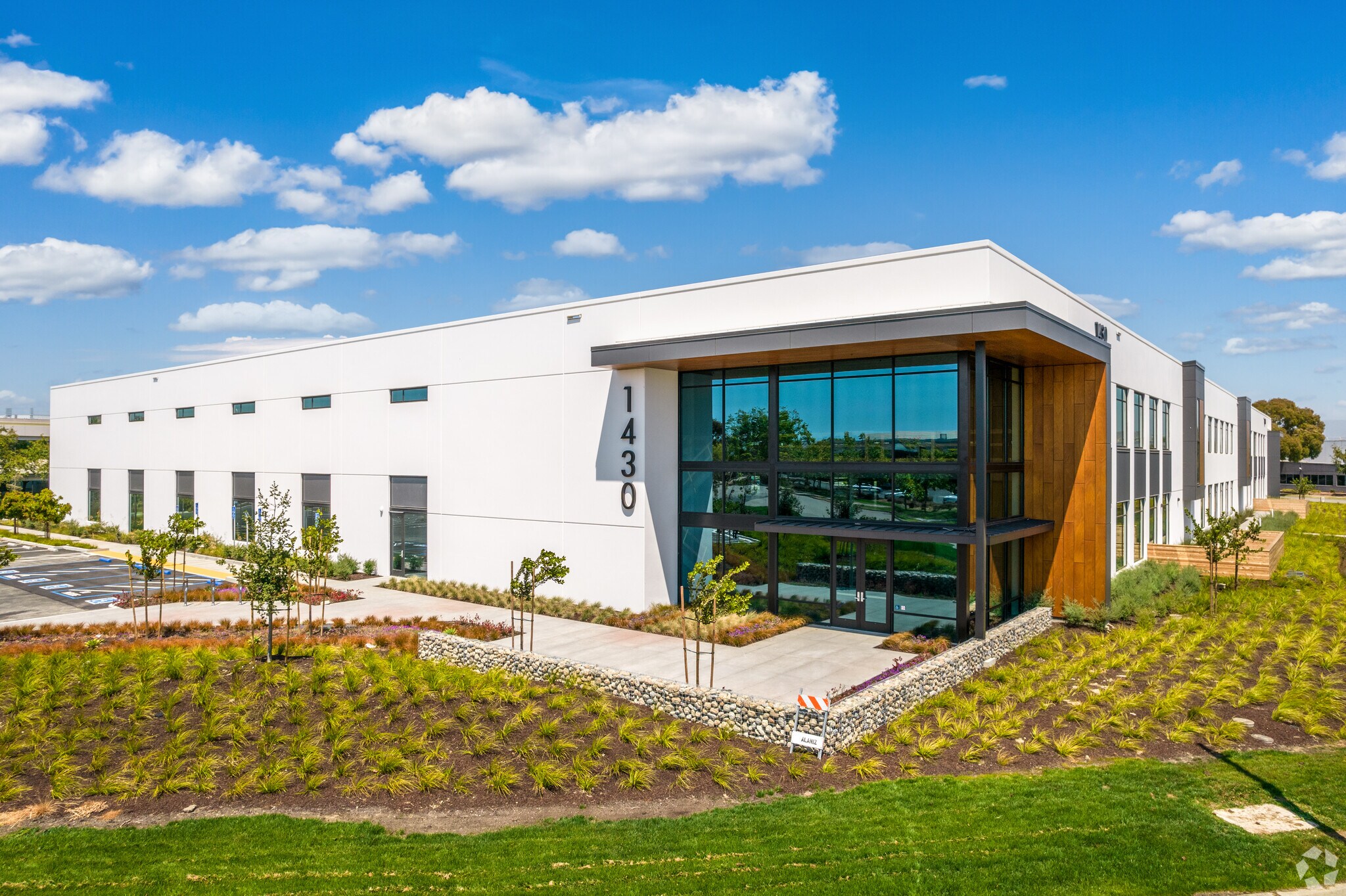 2115 North Loop Rd, Alameda, CA for lease Building Photo- Image 1 of 5