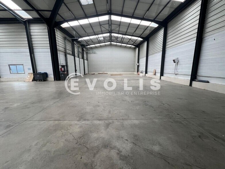Flex in Combs-la-Ville for lease - Building Photo - Image 1 of 9