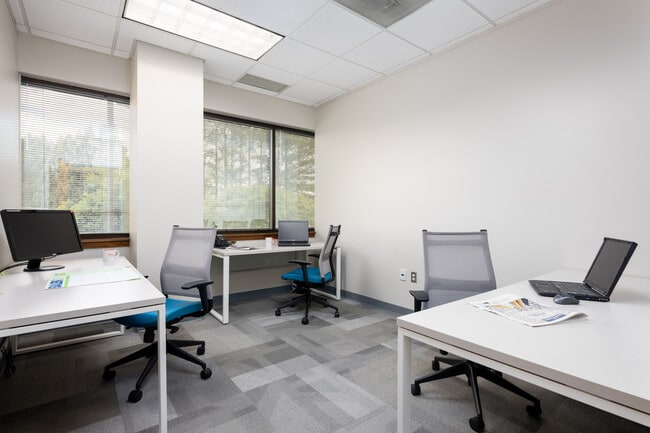 Plus de détails pour 806 Green Valley Rd, Greensboro, NC - Coworking à louer