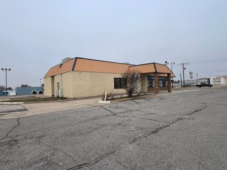 2323 N Macarthur Blvd, Oklahoma City, OK à vendre - Photo du bâtiment - Image 2 de 6