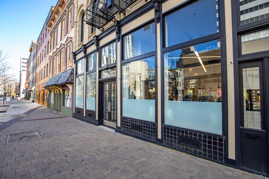 17-19 E Court St, Cincinnati, OH à louer - Photo du bâtiment - Image 2 de 21