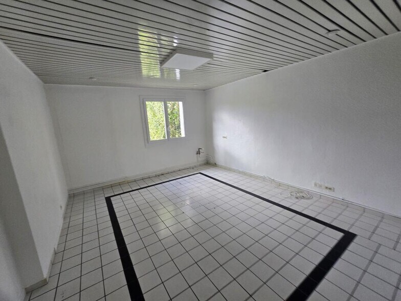 Office in Eysines for lease - Interior Photo - Image 3 of 5