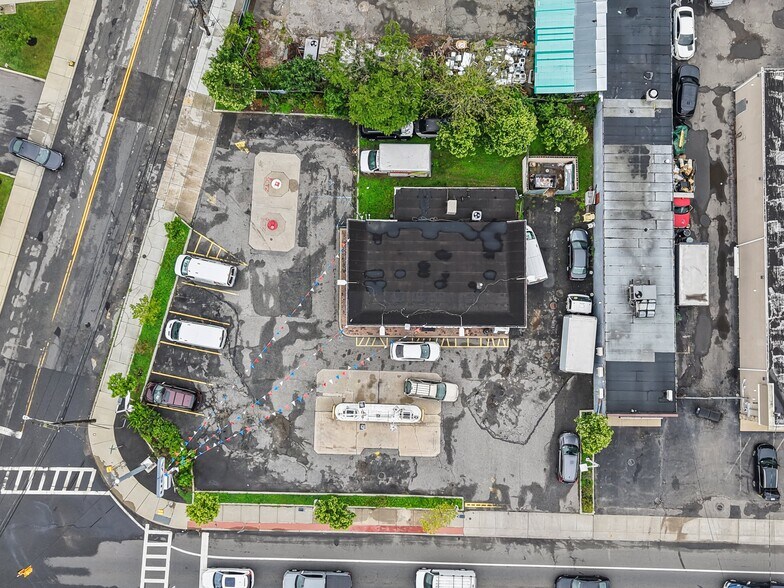 257 Bay Shore Rd, Deer Park, NY à vendre - Photo du bâtiment - Image 3 de 11