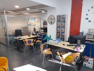 Plus de détails pour Multi-résidentiel à vendre