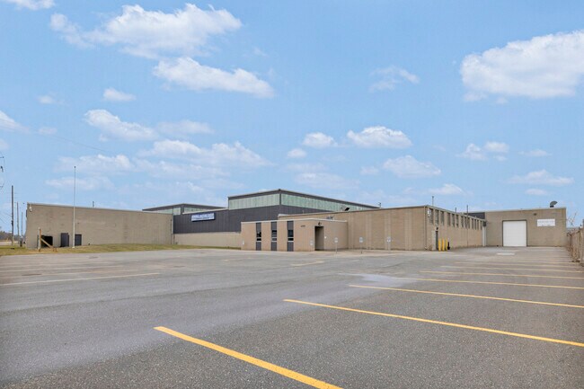 Plus de détails pour 4790 North Service Rd E, Windsor, ON - Industriel à louer
