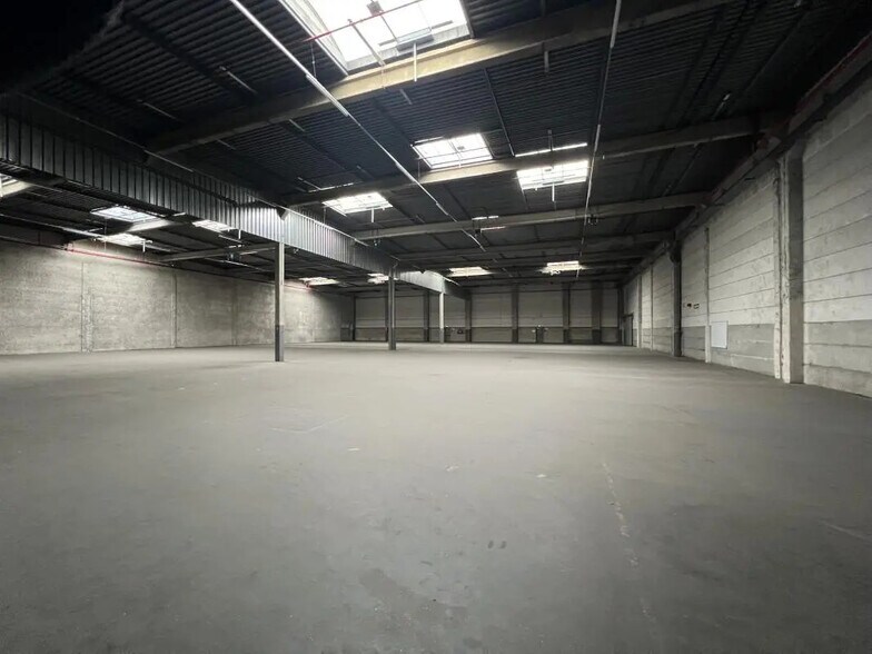 Industrial in Saint-Witz for lease - Building Photo - Image 3 of 7