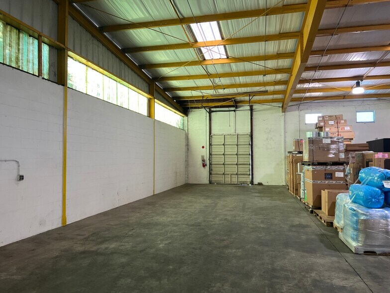 6625 Anderson Rd, Tampa, FL à louer - Photo du bâtiment - Image 3 de 6